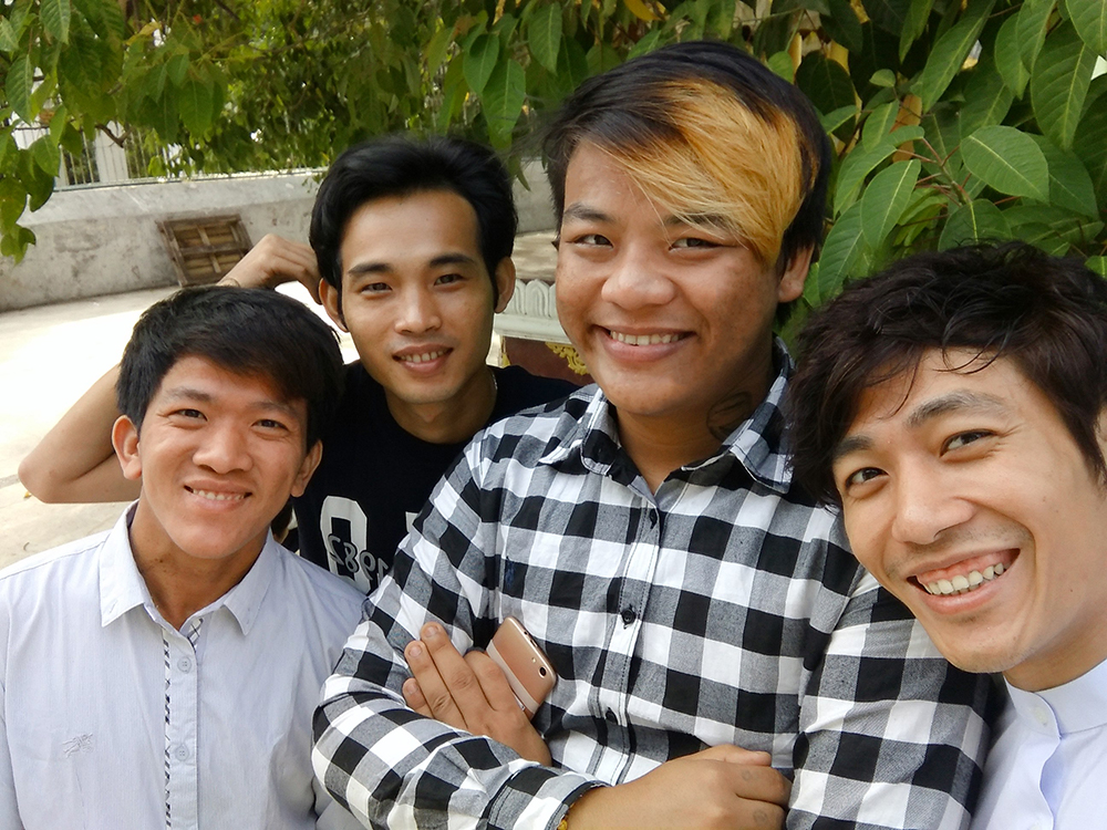 team creatigon at shwedagon pagoda